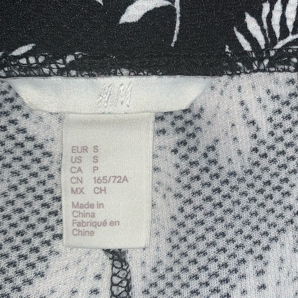 𝘽𝙡𝙖𝙘𝙠 𝙖𝙣𝙙 𝙒𝙝𝙞𝙩𝙚 𝙎𝙠𝙞𝙧𝙩-𝙎𝙢𝙖𝙡𝙡 - Picture 5 of 6